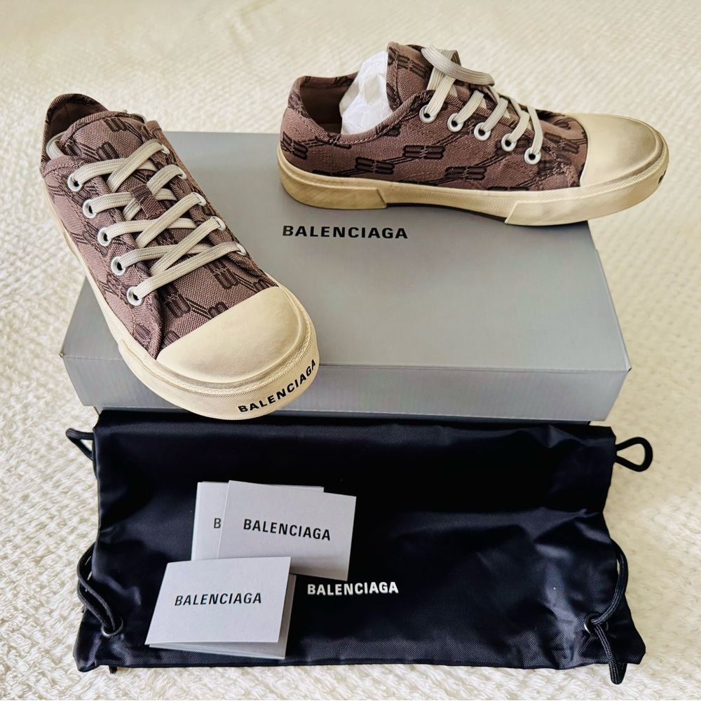 🔥NEW ~Balenciaga Paris Low-Top Sneakers 
Authentic Brand New with tags🔥🔥